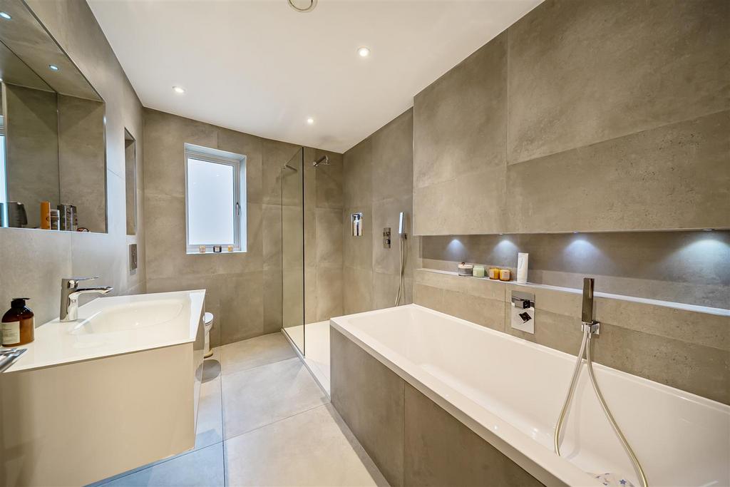En Suite Bathroom: