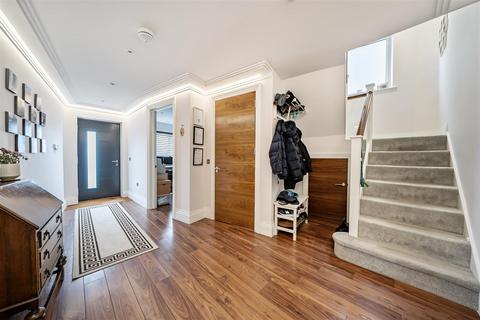 5 bedroom detached house for sale, Aspen Place, Bushey WD23