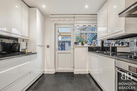 3 bedroom terraced house for sale, Lawn Farm Grove, Romford, RM6
