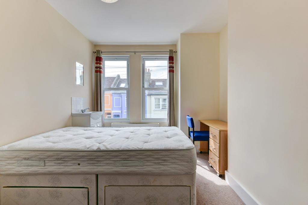 Bright, neatly presented double bedroom with la...