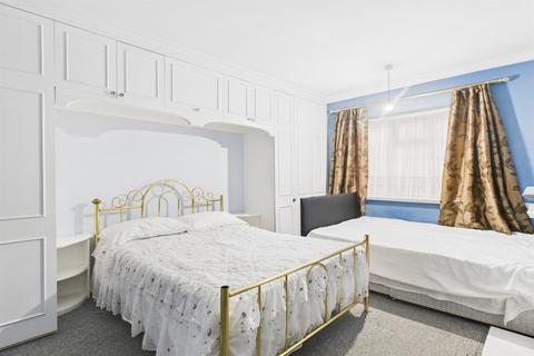 2 bedroom flat for sale, Barrow Road, London, SW16