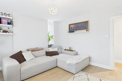 3 bedroom flat for sale, London Court, Frogmore, London, SW18