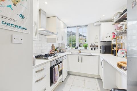 3 bedroom flat for sale, London Court, Frogmore, London, SW18