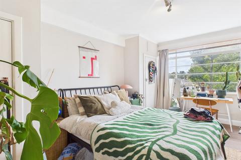 1 bedroom flat for sale, Balham High Road, London, SW17