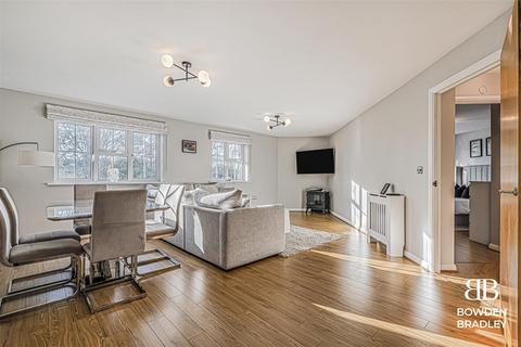 2 bedroom flat for sale, Retreat Way, Chigwell