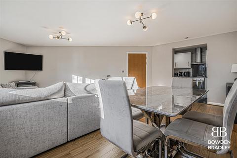 2 bedroom flat for sale, Retreat Way, Chigwell