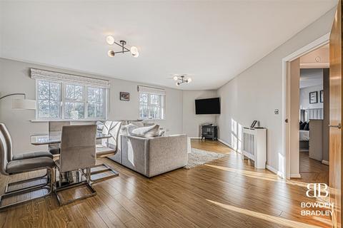 2 bedroom flat for sale, Retreat Way, Chigwell, IG7