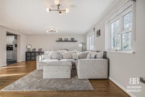 2 bedroom flat for sale, Retreat Way, Chigwell, IG7