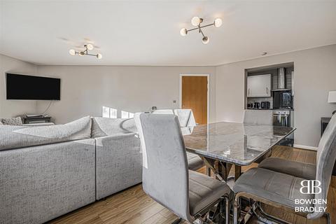 2 bedroom flat for sale, Retreat Way, Chigwell, IG7