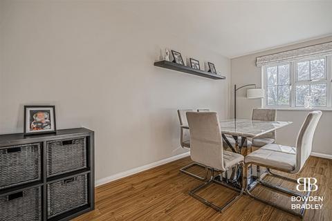 2 bedroom flat for sale, Retreat Way, Chigwell, IG7