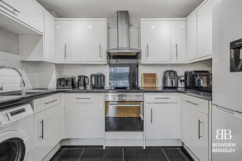 2 bedroom flat for sale, Retreat Way, Chigwell, IG7