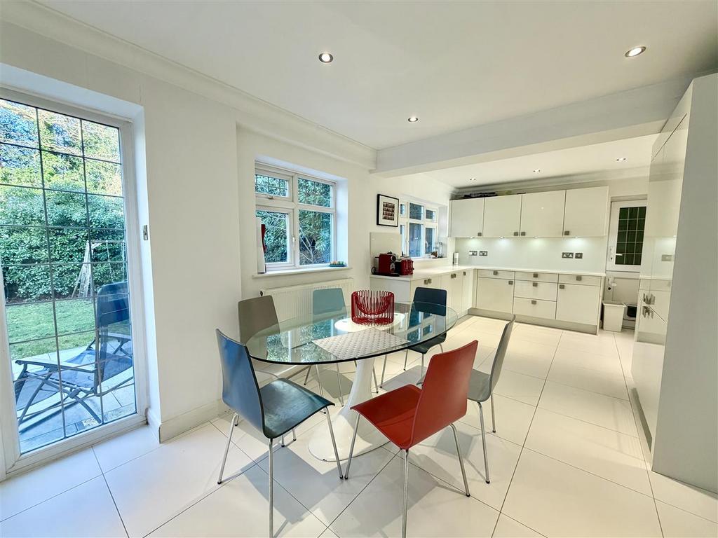 Kitchen/Breakfast Room: