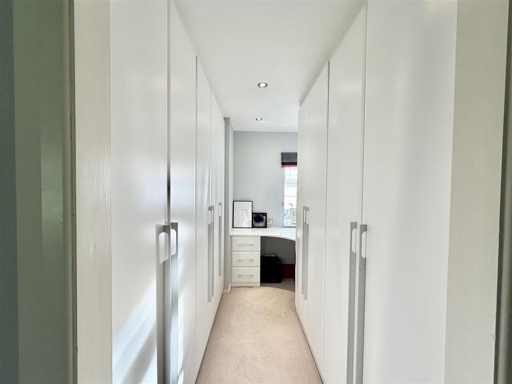 En Suite Dressing Room: