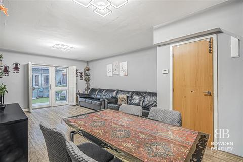 2 bedroom terraced house for sale, Reservoir Way, Hainault