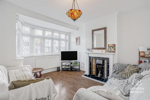 4 bedroom semi-detached house for sale, Walden Way, Hainault