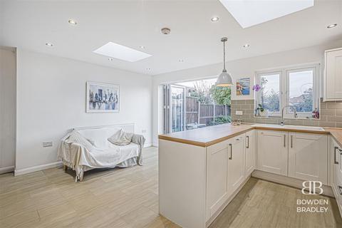 4 bedroom semi-detached house for sale, Walden Way, Hainault