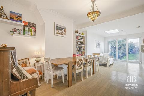 4 bedroom semi-detached house for sale, Walden Way, Hainault