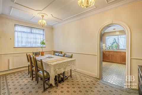 3 bedroom semi-detached bungalow for sale, Peaketon Avenue, Ilford, IG4