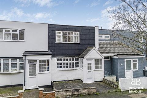 3 bedroom terraced house for sale, Longcroft Rise, Loughton