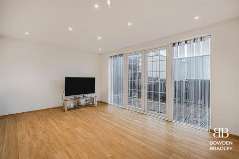 3 bedroom terraced house for sale, Longcroft Rise, Loughton