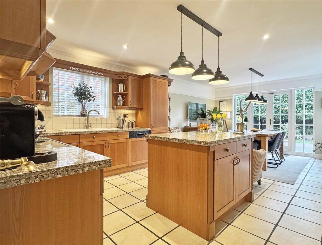 Kitchen b.jpg