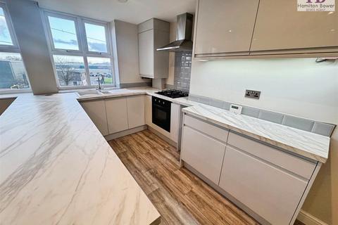 3 bedroom apartment to rent, Wade House Road, Shelf, Halifax