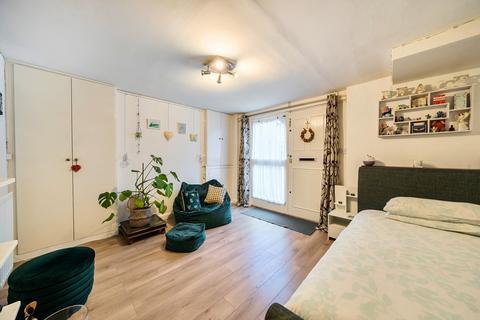 1 bedroom apartment for sale, Chapter Road, London