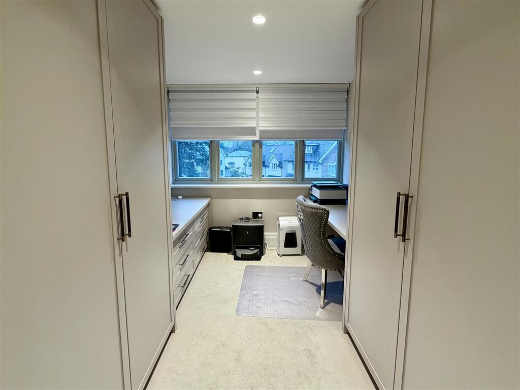En Suite Dressing Room: