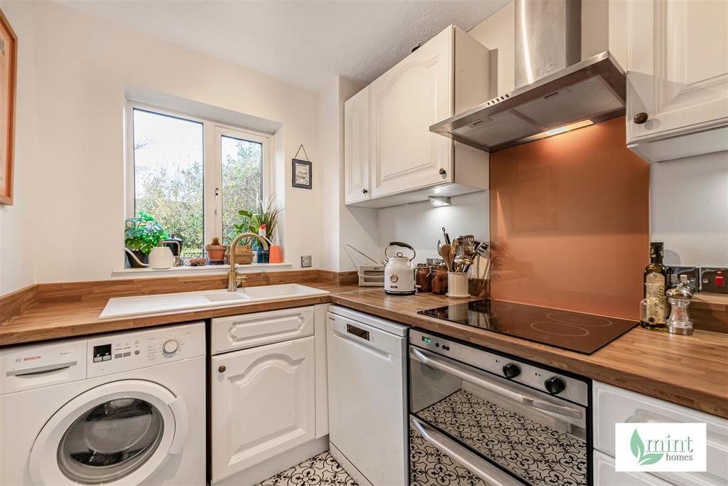 Mint homes - 15 briar walk  19 .JPG