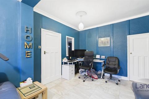 4 bedroom semi-detached house for sale, Halifax Road, Enfield