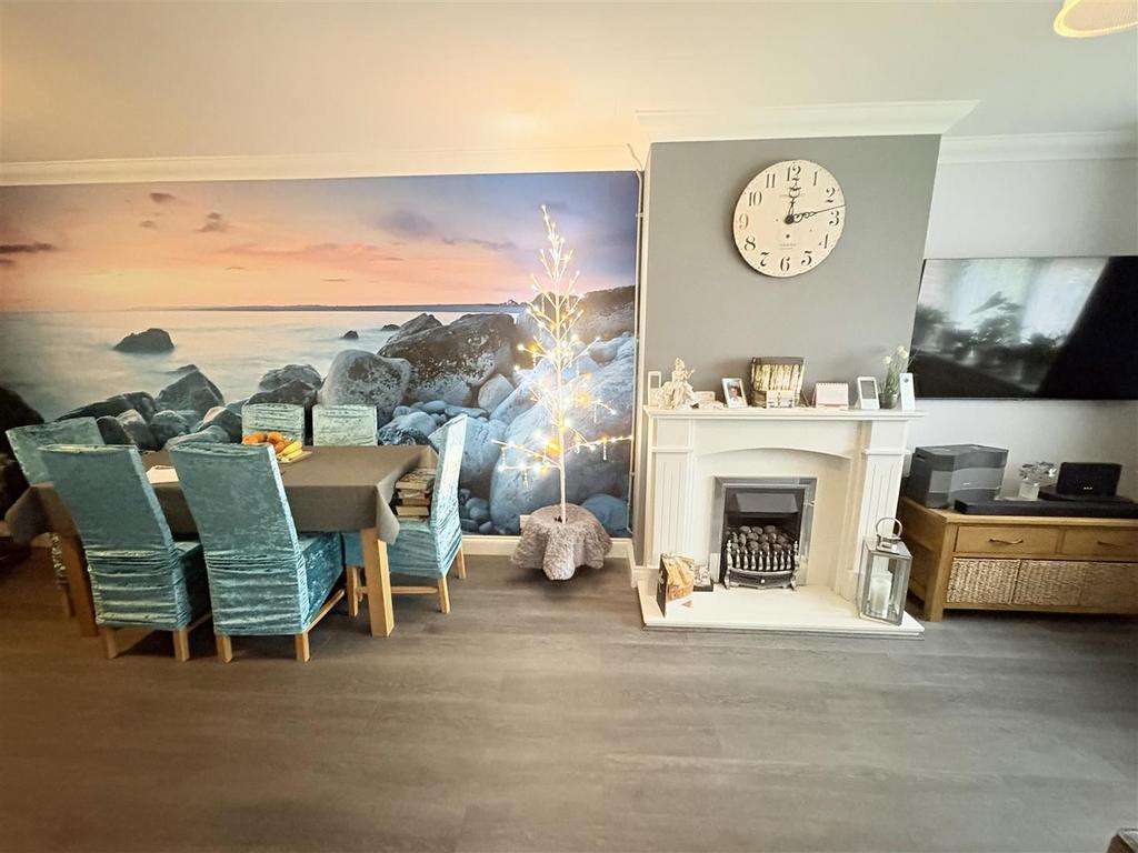 Lounge 2.jpg