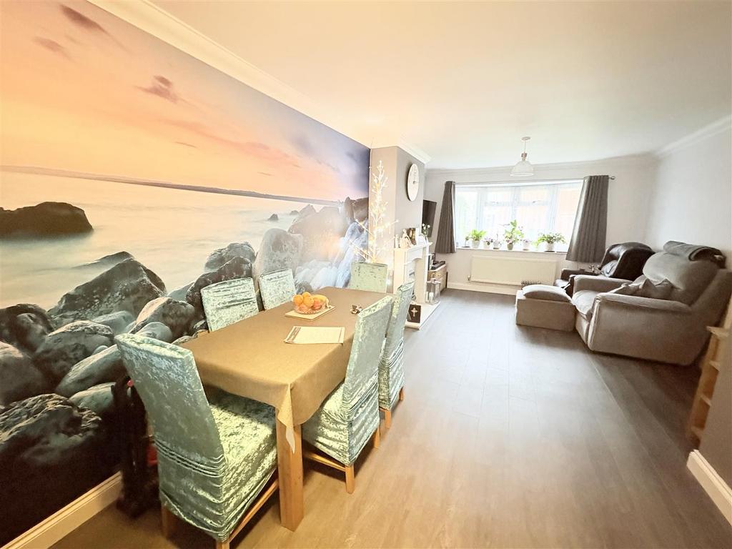 Lounge 6.jpg
