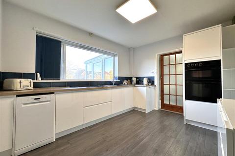 3 bedroom detached house for sale, Manor Road, Swinderby, Lincoln