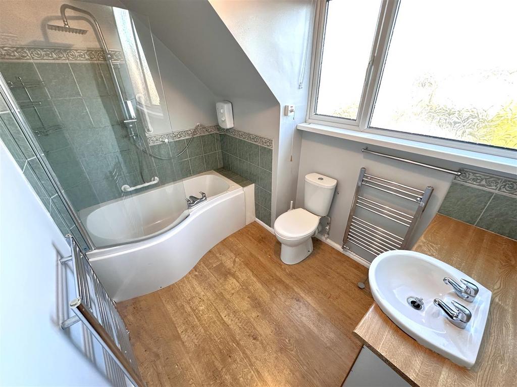 First Floor Bathroom 032