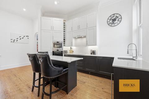 2 bedroom apartment for sale, Brandesbury Square, Woodford Green IG8