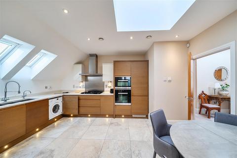 2 bedroom flat for sale, Hartsbourne Road, Bushey WD23