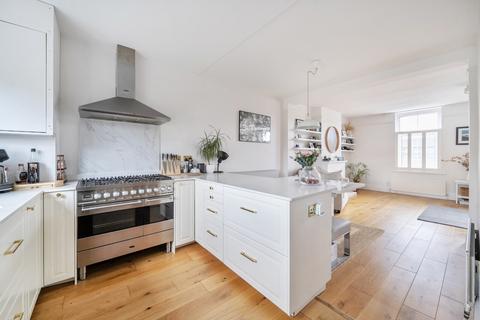 3 bedroom flat for sale, Queens Road, Weybridge, KT13