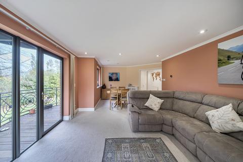 2 bedroom flat for sale, Woburn Hill Park, Woburn Hill, Addlestone, KT15