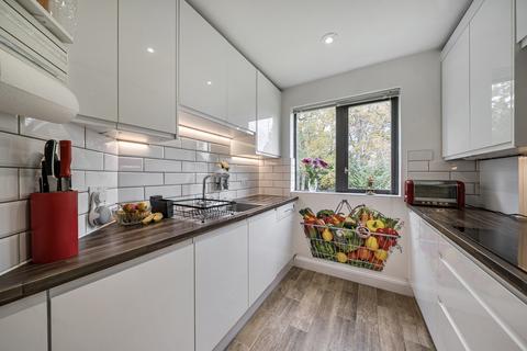 2 bedroom flat for sale, Woburn Hill Park, Woburn Hill, Addlestone, KT15