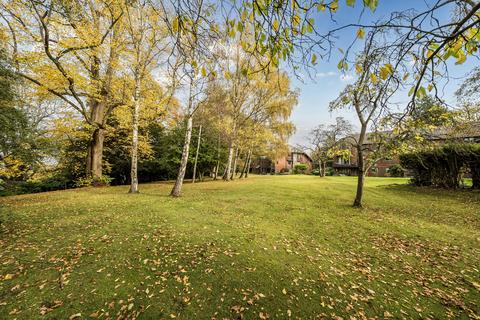 2 bedroom flat for sale, Woburn Hill Park, Woburn Hill, Addlestone, KT15