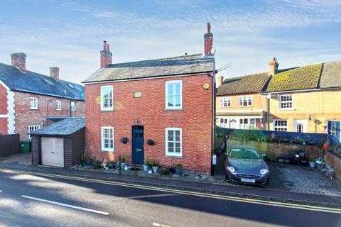 2 bedroom detached house for sale, Quainton Road, Aylesbury