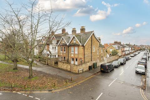 2 bedroom flat for sale, Monument Green, Weybridge, KT13