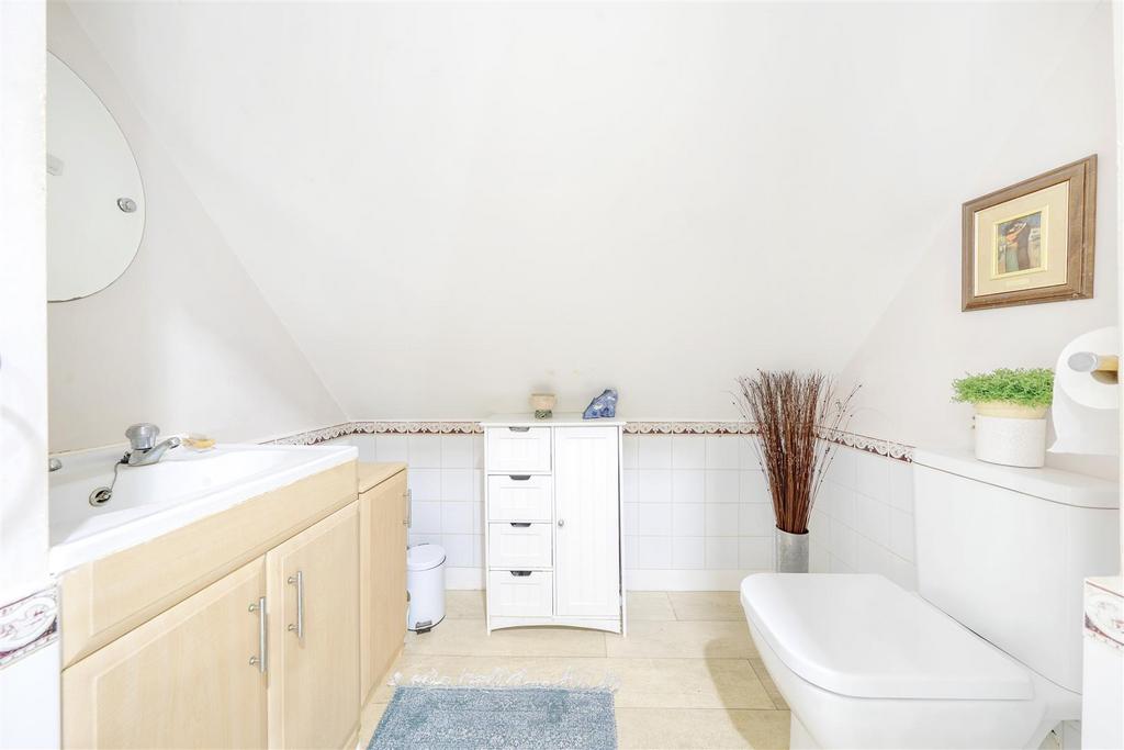 En Suite Cloakroom: