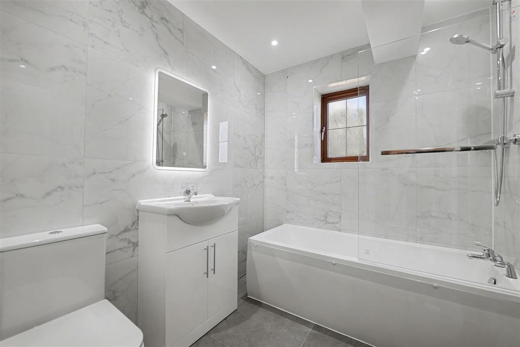 Main Bathroom.jpeg