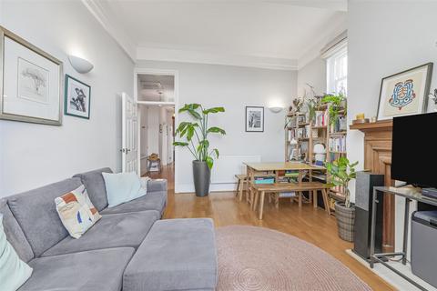 2 bedroom flat for sale, Harvey Court, East Sheen, SW14