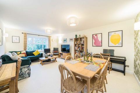 2 bedroom flat for sale, Lisle Close, London SW17