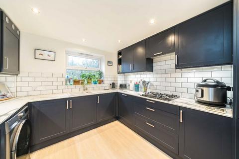 2 bedroom flat for sale, Lisle Close, London SW17