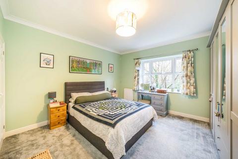 2 bedroom flat for sale, Lisle Close, London SW17