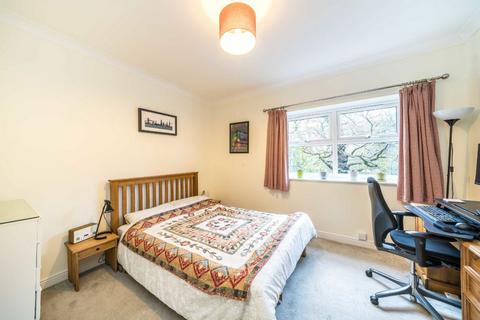 2 bedroom flat for sale, Lisle Close, London SW17