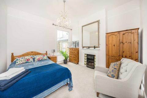 3 bedroom flat for sale, Stapleton Road, London SW17